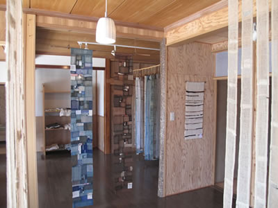 風ニ揺レル布展